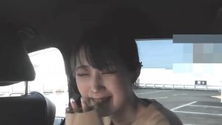 深色头发的熟女给她的继子惊喜按摩和射精面部射精